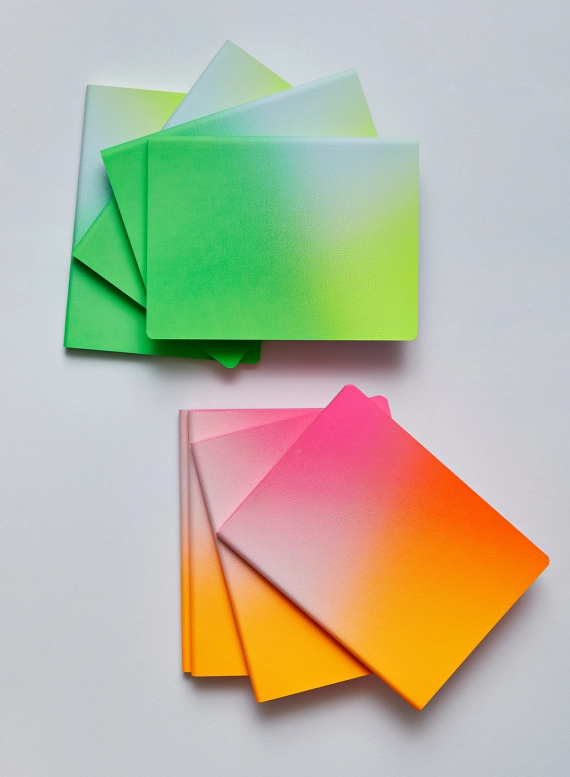 Nuuna notizbuch colour clash verlauf neon pink grün recyceltes leder farbschnitt